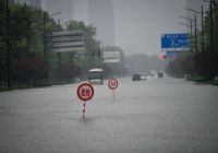 鄭州市民朋友們，暴雨期間請(qǐng)注意留意警示標(biāo)志牌！